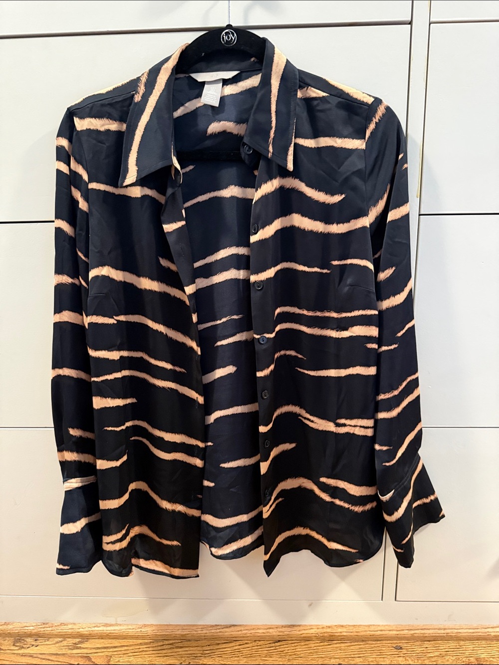 H&M Black Shirt with Beige Brushstroke Stripe Pattern